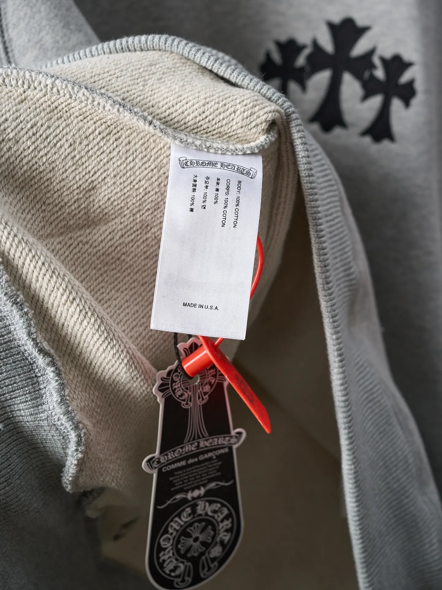 P480 Actual auction] Chrome Hearts/Ch cross logo patch embroidered hooded sweatshirt [Ready stock] S M L XL custom-made heavyweight fortress interwoven air cotton, full of texture, thick and solid, based on high-end ash tone, with a coexistence of vicissitudes and elegance. With the Chrome heart cross patch embroidery decoration on the chest, it becomes the ultimate interpretation of dark Gothic style. CH Gothic font is the finishing touch on the back panel. Let the totem become your spiritual thorn. The logo iron plate sways slightly with the swing of the body, adding a sense of movement and vitality. It is unobtrusive but has an indescribable aura. It interprets the perfect blend of retro and luxury. It adopts imported machine patch embroidery technology and uses advanced computer control systems and precise mechanical components to realize the Chrome Hearts logo patch embroidery operation. It presents an embroidery effect with both clarity and three-dimensionality. The fabrics have been washed and have a better hand feel and are not easily deformed. Not easy to shrink, not easy to fade, maintain long-term beauty, loose fit